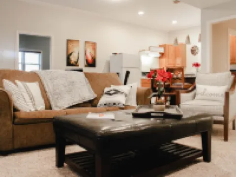 Roomy Apt. Downtown Floyd; Golden Maple Homestays Hotels in Floyd