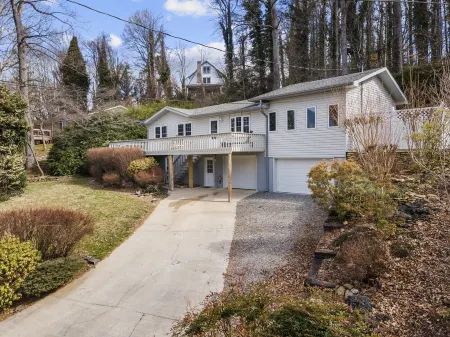 Modern Mtn Cabin+Walk to DT+Hot Tub