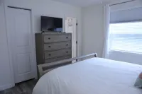 Modern pet-friendly home 5 minutes from Okaloosa Island and beach.