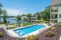 Luxe 8BR Lakefront Home, Private Pool, Hot Tub, Gameroom, Putting Green, Firepit - Lyx