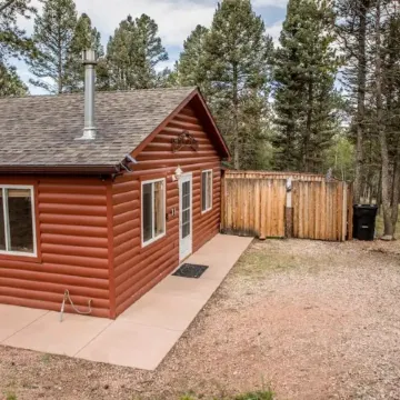 Cheerful 1-bedroom cabin with hot tub