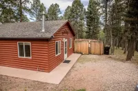 Cheerful 1-bedroom cabin with hot tub