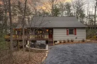 Luxury stay cabin EV ready, hot tub, fast wifi, sunroom, firepit & free cleaning Hotels in Basye