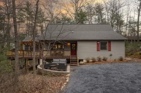 Luxury stay cabin EV ready, hot tub, fast wifi, sunroom, firepit & free cleaning