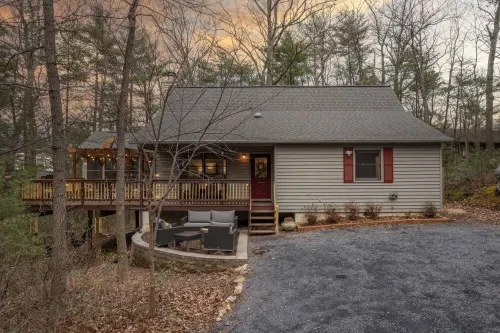 Luxury stay cabin EV ready, hot tub, fast wifi, sunroom, firepit & free cleaning