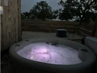 Cabin w modern upgrades next to the BEST wine, stars, peace, hot tub, relax