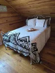 Quaint cabin with AC in Weaubleau