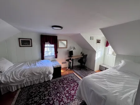 Coastal Cottage !3 bedroom, 2 bath home with deck and walk to the beach