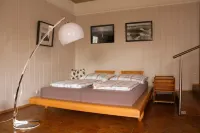 Apartment with terrace and garden right by the natural outdoor pool Hotels in Muggensturm