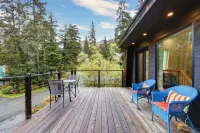 Beautiful Girdwood Cabin with Sauna & Steam Shower