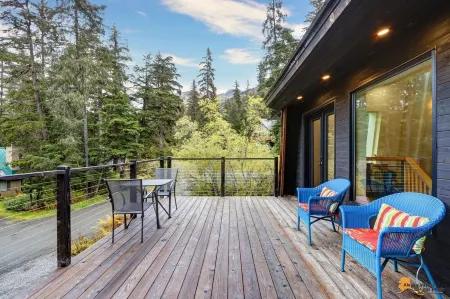 Beautiful Girdwood Cabin with Sauna & Steam Shower