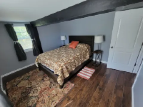 Gedney House Apt. 2: Only 8 Minutes to Bethel Woods! Newly Remodeled! Hotels in Delaware