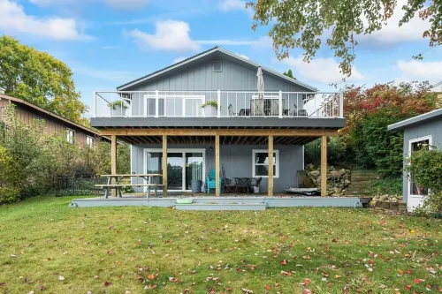 Cozy Spotless Lake Cottage-  Flowers Galore, Fall Foliage and Gorgeous Sunsets