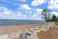 Luxury Beach Retreat: Private Beach + Bonus Tiny House - 4 estrellas