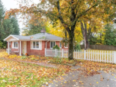 Cozy Cottage near Lake & Skiing, Hot Tub, fireplace & Fire-pit, Pets Allowed Hotels in Melrose Township
