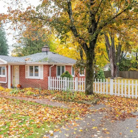 Cozy Cottage near Lake & Skiing, Hot Tub, fireplace & Fire-pit, Pets Allowed