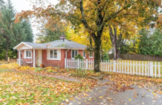 Cozy Cottage near Lake & Skiing, Hot Tub, fireplace & Fire-pit, Pets Allowed