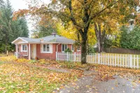 Cozy Cottage near Lake & Skiing, Hot Tub, fireplace & Fire-pit, Pets Allowed