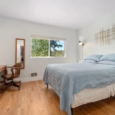 Comfortable Modern Condo near Downtown