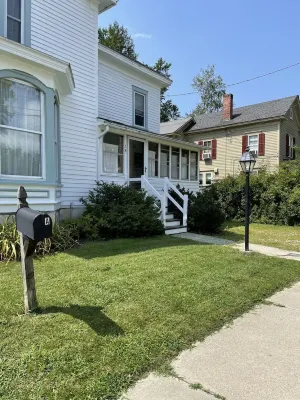 Amazing  2-bedroom apartment sunny and quiet in Great Barrington Hotels near The Guthrie Center & Foundation