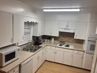 Peace Apartment, upstairs with king size bed. Hotels in Anniston