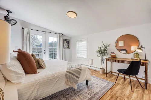 Boutique Downtown Oasis: Hot Tub + Views + 5 min from Everything!