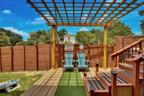 LUXE Spacious Downtown Retreat; SwimSpa; BBQ&FreeParking; Steps2 Moody&UT&6th St