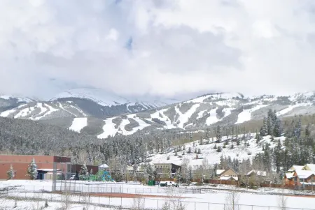 Mountainside condo in a Colorado playground! Отели рядом с достопримечательностью «Walmart»