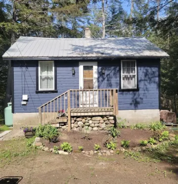 Beautiful cottage in the Lakes Region on Hermit Lake