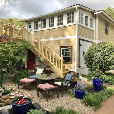 Bear House 1890, Lilly's Loft, Delightful, Upgraded amenities, Walk to Cafes