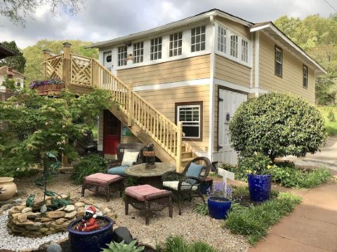 Bear House 1890, Lilly's Loft, Delightful, Upgraded amenities, Walk to Cafes