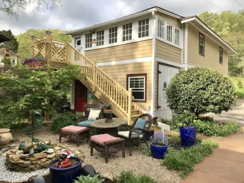 Bear House 1890, Lilly's Loft, Delightful, Upgraded amenities, Walk to Cafes