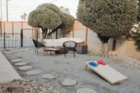 The Palmera House - walkable to Coachella and Stagecoach