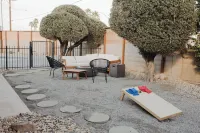 The Palmera House - walkable to Coachella and Stagecoach Hotels near Walgreens
