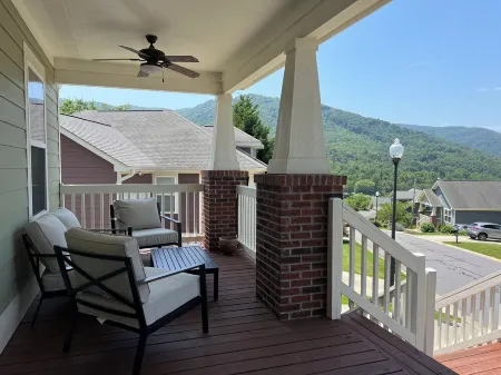 The Nest - The Perfect Asheville Getaway; Pet Friendly!, 10 Mins to Downtown Отели рядом с достопримечательностью «Charles D Owen Park»