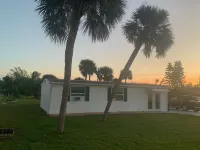 BEACH CLOSE BY AND BACKYARD LAKE BEAUTY Hoteles en Englewood