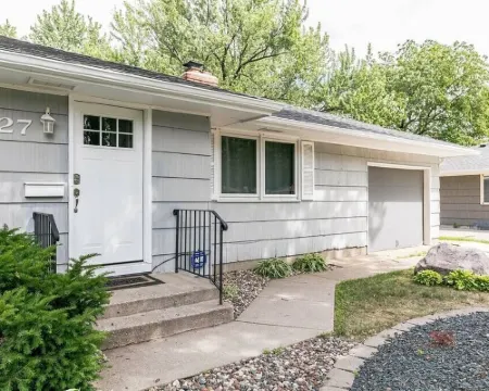 Gorgeous l 3 Season Porch l Dry Bar l Fireplace Hotels in Richfield