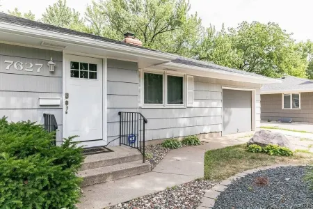 Gorgeous l 3 Season Porch l Dry Bar l Fireplace
