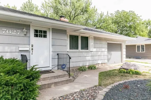 Gorgeous l 3 Season Porch l Dry Bar l Fireplace Hotels in Richfield