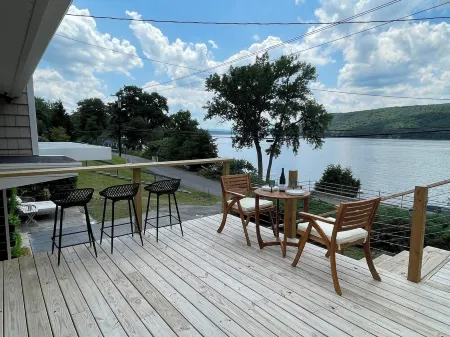 Remodeled Family Cottage with Lake Views Close to Wineries, Hiking & Tons More Отели в г. Баррингтон