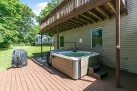 Lake Front, Hot Tub, Game Room, Kayak/SUPs, Firepit, Private, Pet Friendly