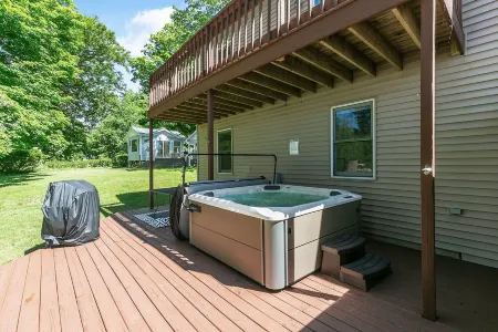 Fall Colors, Lake Front, Hot Tub, Game Room, Kayak/Sups, Firepit, Pet Friendly