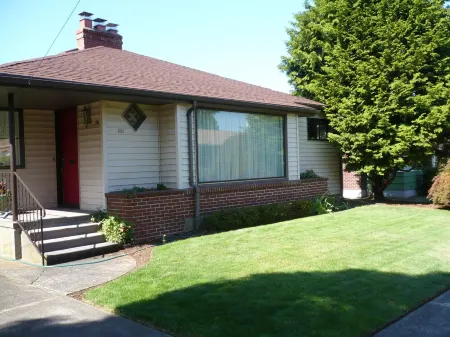 Near Providence Hospital - Sunny and Comfy Tabor 2 Bedrooms - 1100 Sq Ft! Отели рядом с достопримечательностью «Mount Tabor Park»