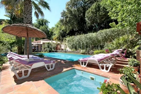 Villa in the Heart of Chestnut Groves Отели рядом с достопримечательностью «Les Roches Blanches»