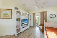 "Walk On The Beach " house~3 bed, heated pool, 3min walk to the Bean Point Beach Hotels in Anna Maria