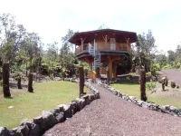 Bamboo Treehouse for 2 Near Volcanoes National Park
