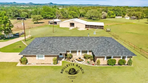 Holiday Decorations l Spacious l 1 Mile to Downtown Bandera l Dog Friendly