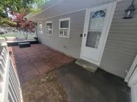 Private 1 bedroom apt in a quiet neighborhood, close to all!