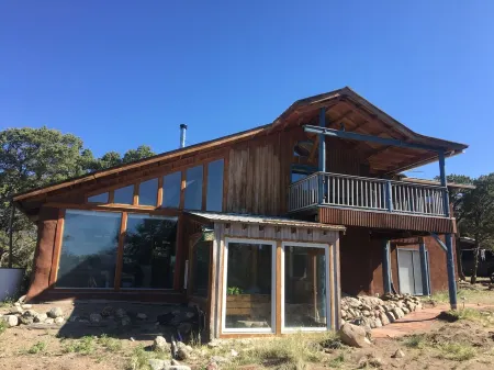 Rare Find!  Quiet, Strawbale Home with Epic Mountain Views and Hiking Отели в г. Сагуач Каунти