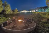 NEW! Hot Tub Fire Pit Luxe w AMAZING views! 10 acres less than 4 Mins from Main!